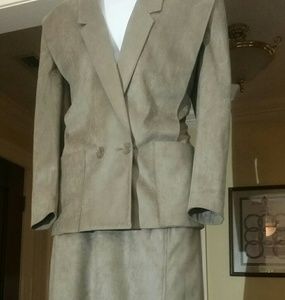 Glorasuede ladies skirt suit